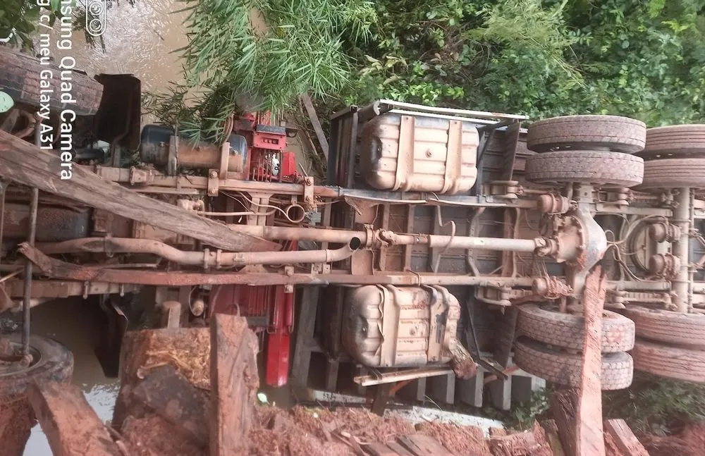 Desespero em Coxim: motorista fica preso em caminhão submerso após queda de ponte