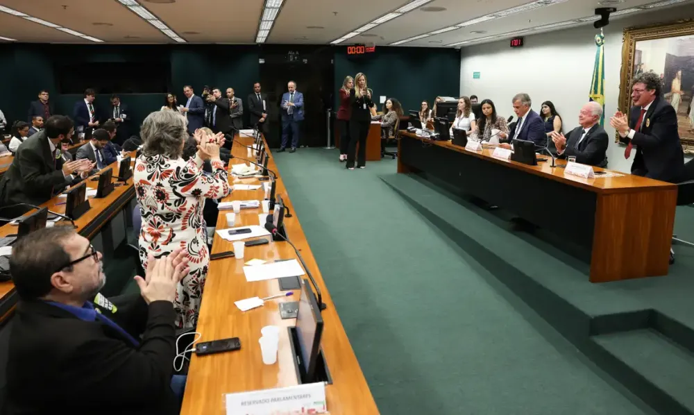 CCJ aprova admissibilidade de propostas que acabam com escala 6×1