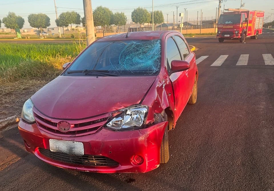 Bombeiros socorrem vítima de acidente com bicicleta elétrica e carro em São Gabriel do Oeste