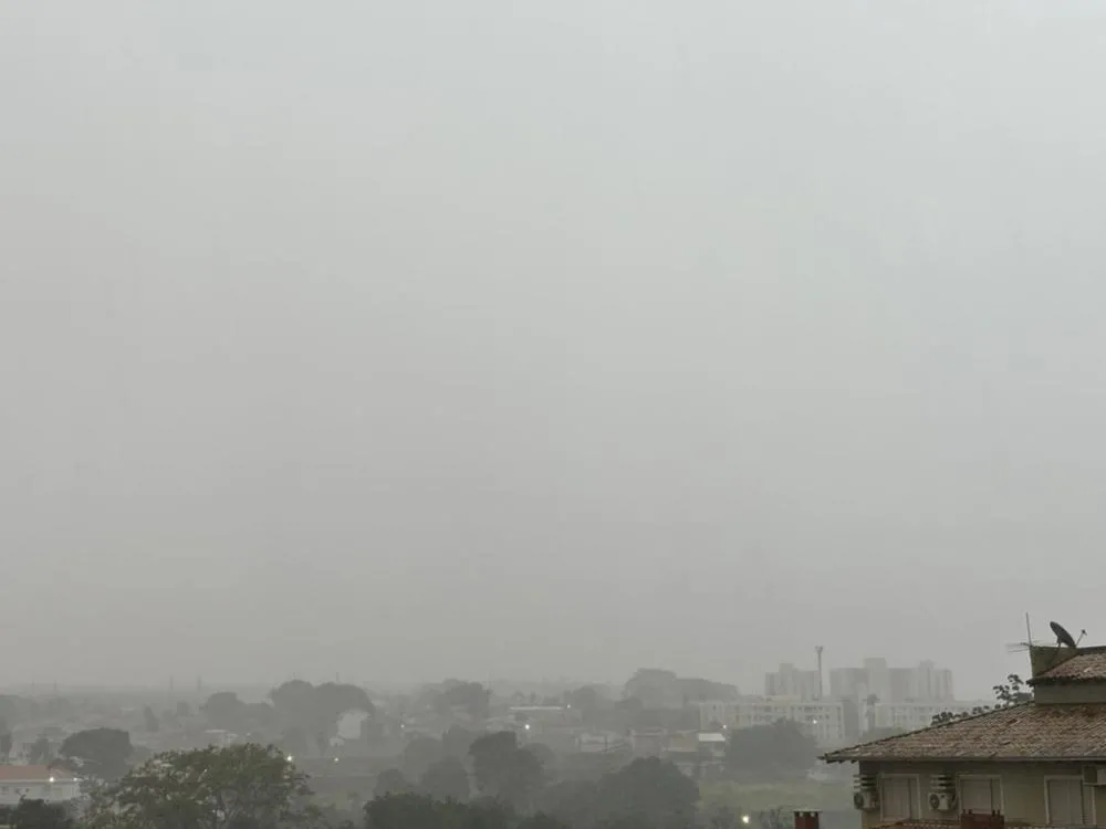 Chuva, vento forte e calor: frente fria deixa segunda-feira instável em MS