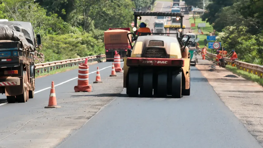 Obras na BR-163 seguem nesta segunda-feira com desvios e ‘pare e siga’ em vários trechos