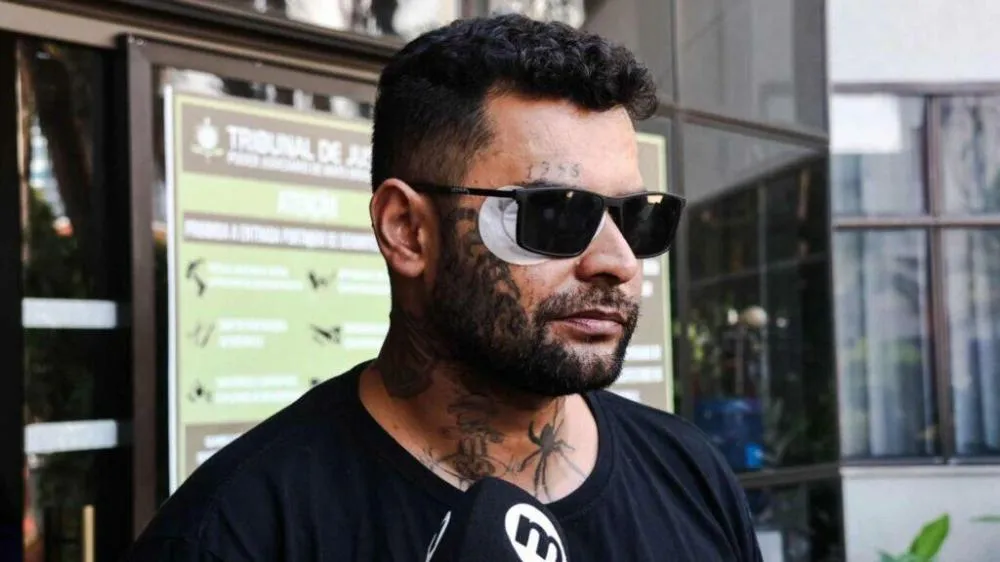 Tatuador que ficou cego após ser atingido por soda cáustica é preso por violência doméstica