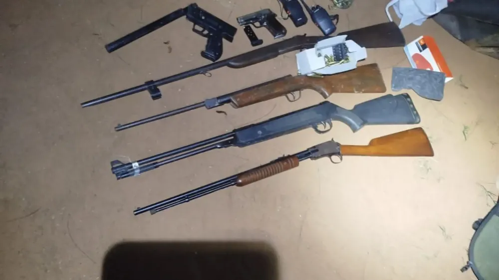 Dono de sítio é preso com arsenal, drogas e 400 munições em Aparecida do Taboado