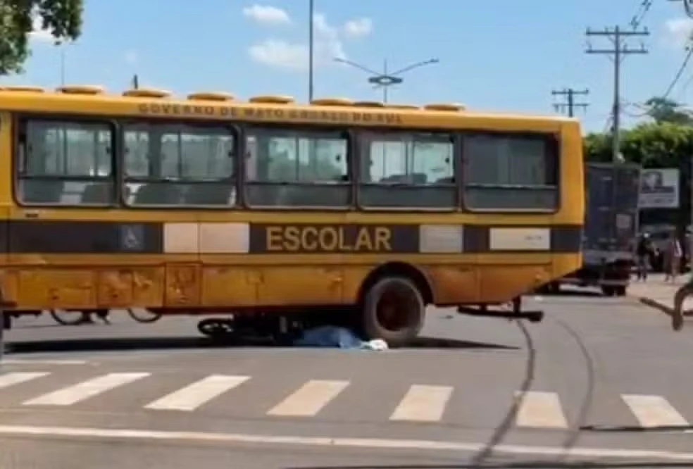 Motociclista morre após bater na traseira de ônibus escolar