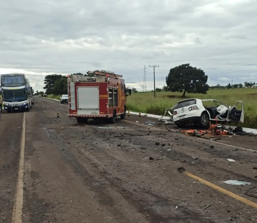 GRAVE ACIDENTE ENTRE ÔNIBUS E DOIS CARROS DEIXA MORTOS E FERIDOS NA BR-060