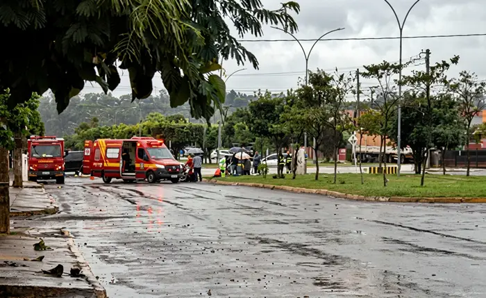 Mulher fica ferida em acidente entre carro e moto em rotatória de São Gabriel do Oeste