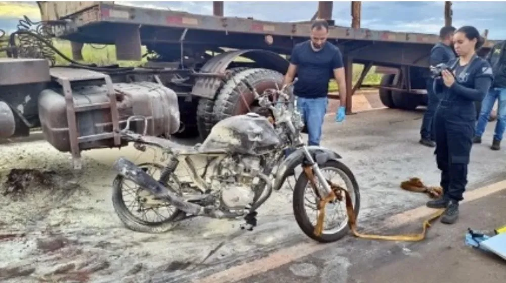 Mulher morre ao ter moto arrastada por caminhoneiro; filho foi socorrido e levado ao hospital