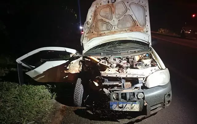 Colisão entre picapes deixa dois feridos na BR-267; motorista abandona local após acidente