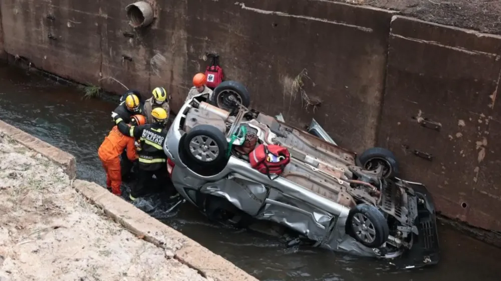 Motorista é resgatada após cair com carro no córrego da Ernesto Geisel