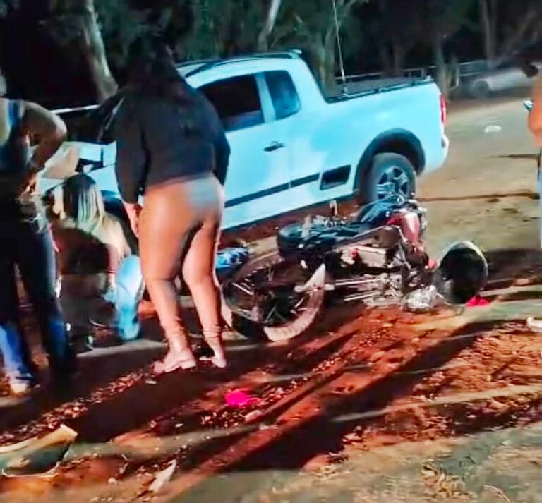 Colisão entre moto e Saveiro deixa dois jovens feridos em estrada de acesso ao CTG em Coxim