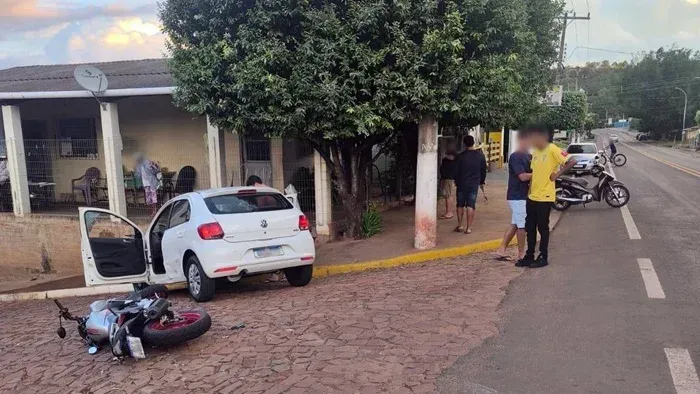 Acidente de trânsito entre moto e carro deixa condutores com ferimentos leves em Camapuã