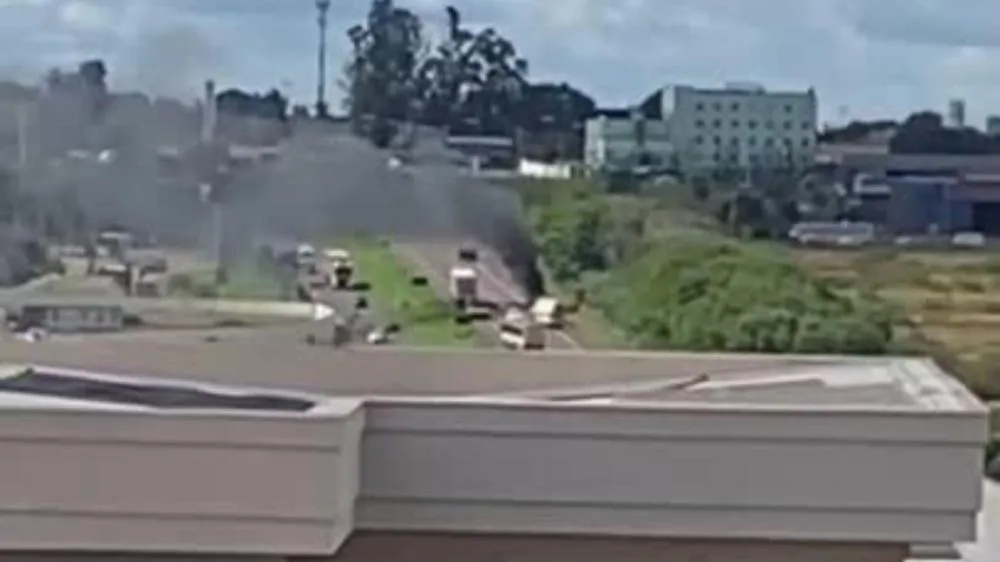 Caminhonete pega fogo na BR-163 em Campo Grande e mobiliza CCR MSVia e Corpo de Bombeiros