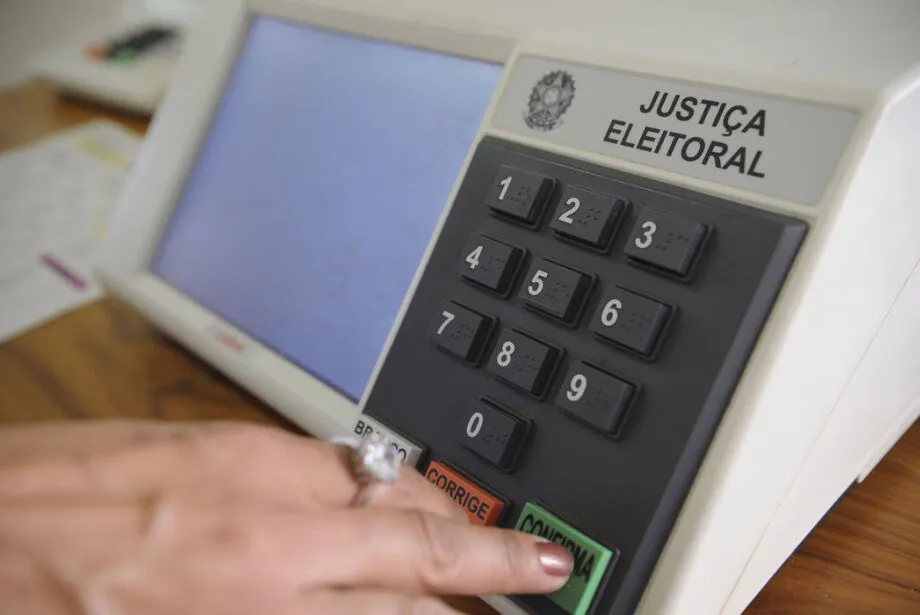 Presidente do TSE cria comissão para combater IA ilegal nas eleições