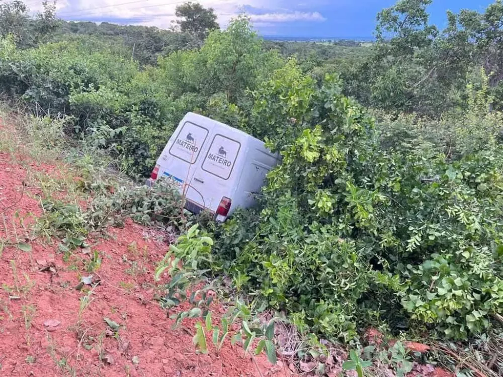 Coxim: Motorista perde o controle e cai em ribanceira na BR-359 para evitar colisão
