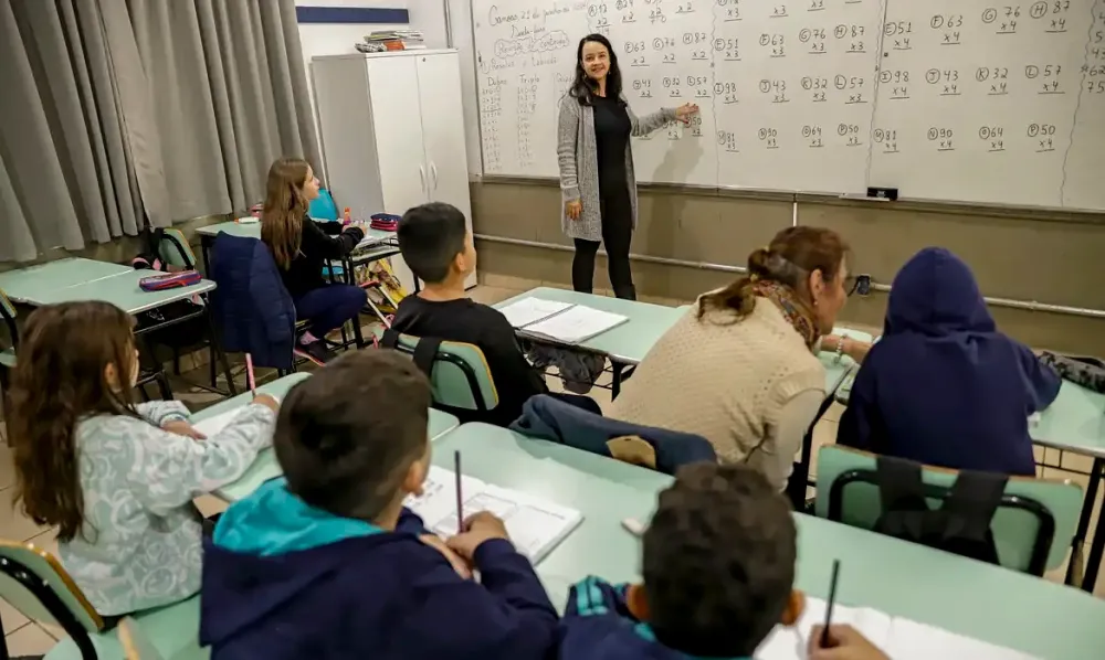Senado aprova MP que fixa piso de R$ 5.130 para professores da educação básica