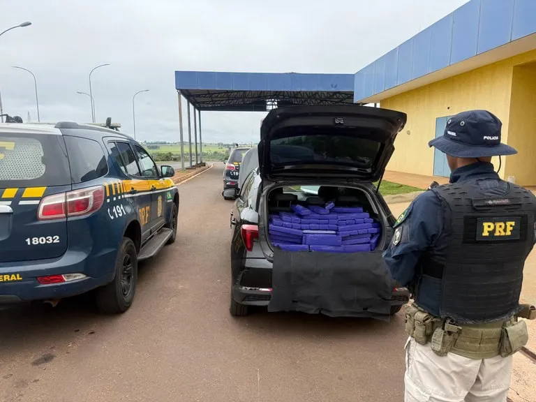 PRF apreende 485 quilos de maconha e recupera carro roubado na BR-163