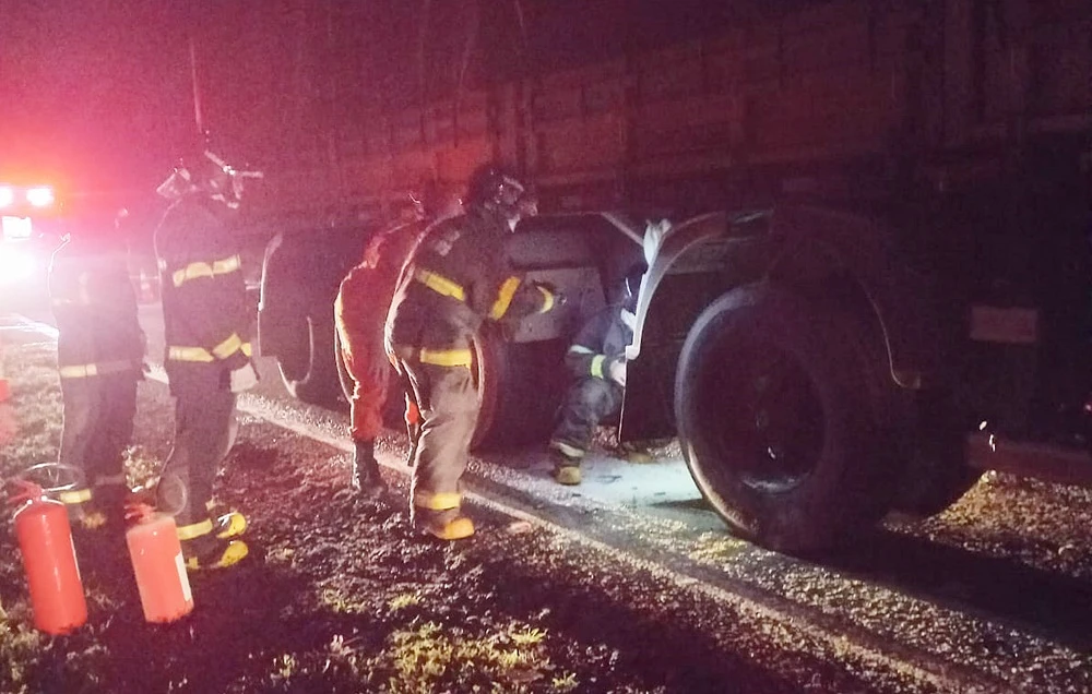 Falha mecânica provoca princípio de incêndio em carreta carregada com soja na BR-163, em Coxim
