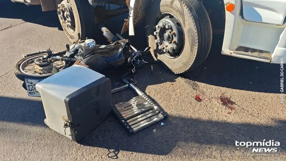Motociclista fica com perna presa na roda de caminhão após acidente na Cônsul Assaf Trad 