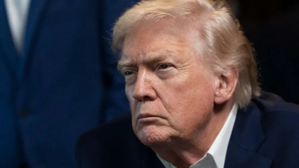 Trump diz que EUA responderão ataque do Irã que derrubou helicóptero americano em Ormuz