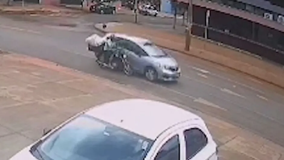 Imagem mostra moto batendo no carro de motorista que teve mal súbito em Dourados