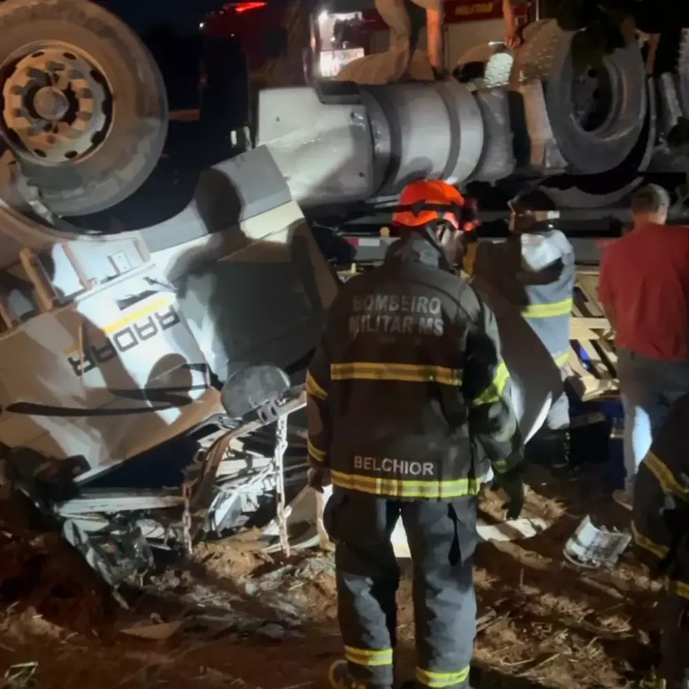 Carreta com carga de bebidas capota na MS-377, mata motorista e deixa três feridos