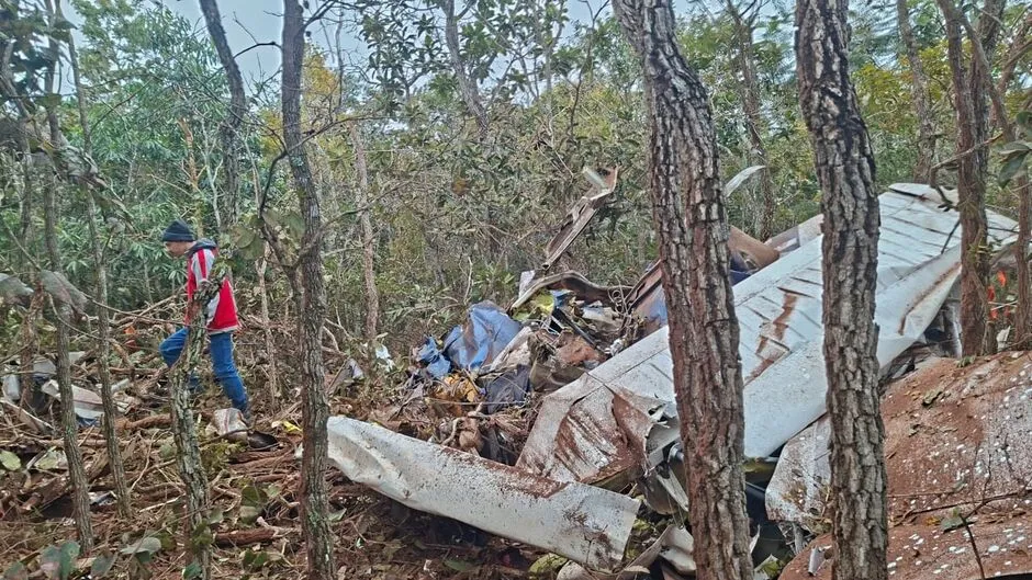 Avião que caiu em Campo Grande é encontrado pelos bombeiros; piloto e passageira morreram 