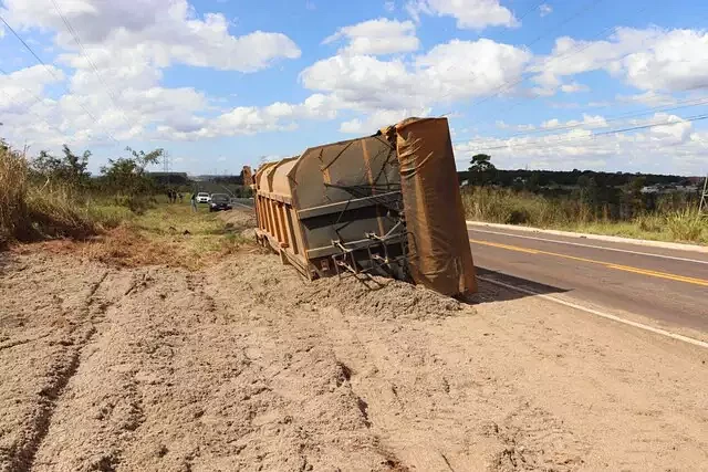 Compartimento de caminhão tritrem tomba na BR-262 e carga fica espalhada às margens da rodovia