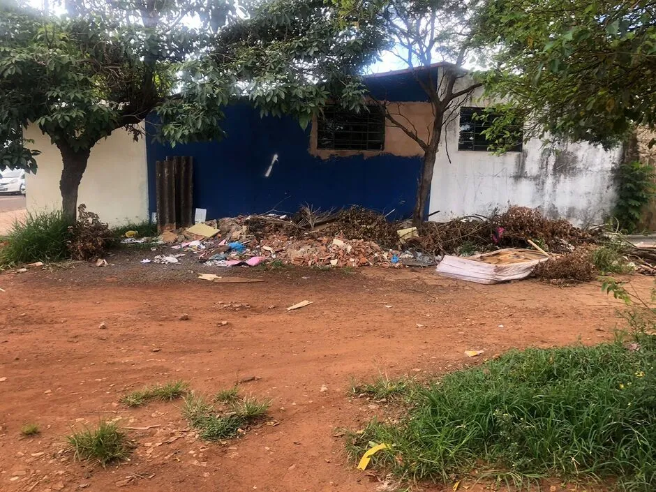 Lixo e entulho nas proximidades incomodam pacientes na USF no Coophavila II