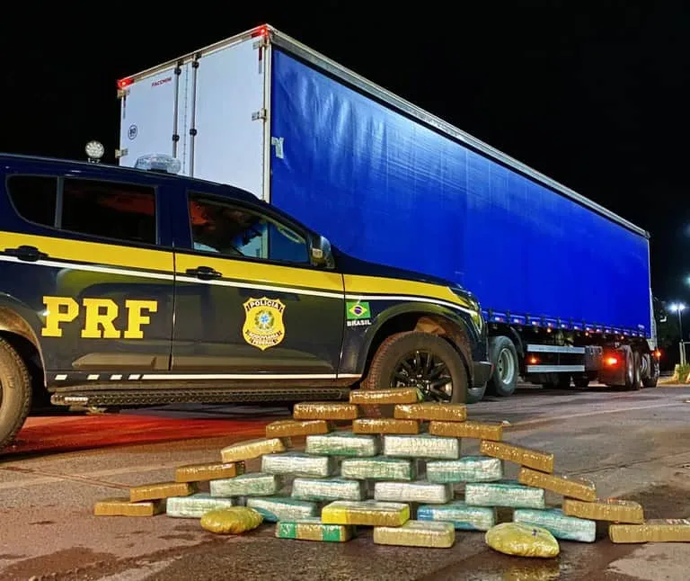PRF apreende 3,3 toneladas de maconha escondidas em carga de milho e prende casal