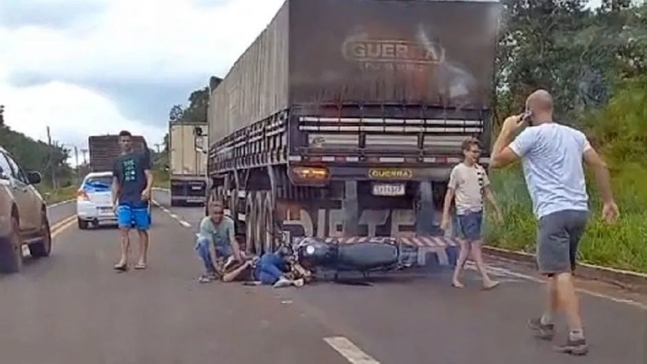 Motociclista se fere ao 'beijar' traseira de carreta na BR-060, em Camapuã