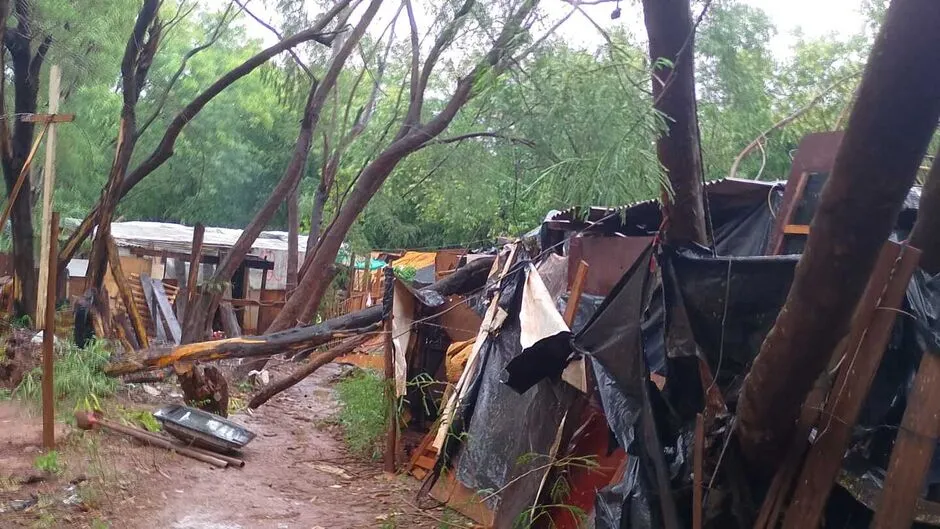 Temporal provoca alagamentos e queda de árvores em barracos na Cidade dos Anjos