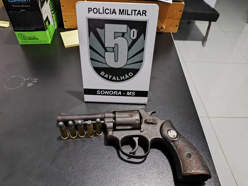 POLÍCIA MILITAR APREENDE REVÓLVER EM SONORA E PRENDE HOMEM POR POSSE IRREGULAR DE ARMA DE FOGO