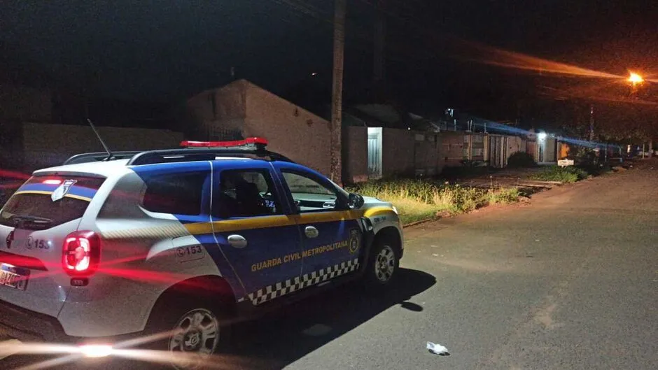 Em Saveiro roubada, motorista bêbada faz 'strike' em três carros no Jardim Centro Oeste