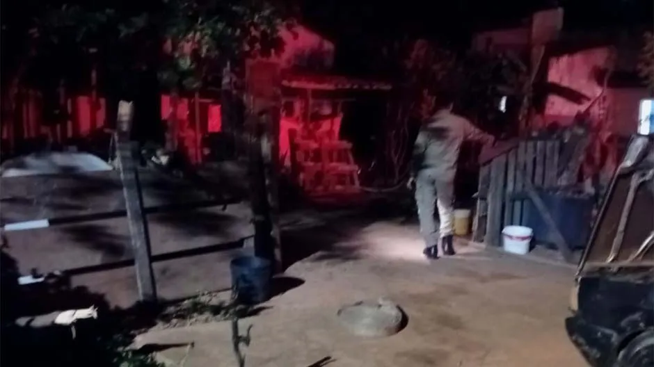 Casa pega fogo e três ficam feridos em Bataguassu; mãe e criança estão em estado grave 