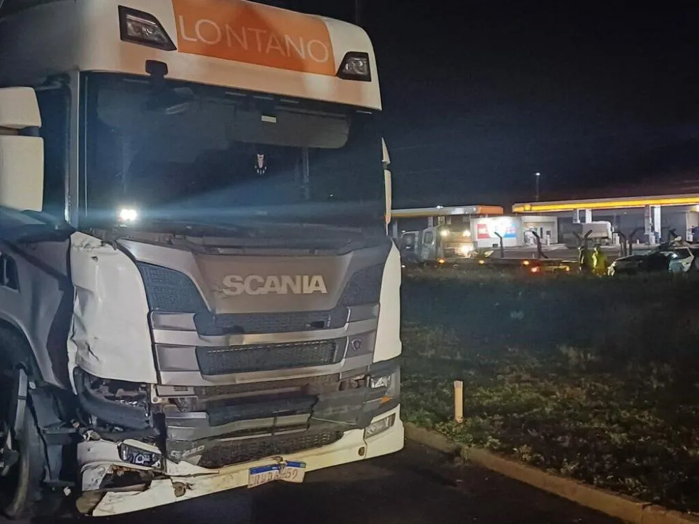 Casal fica preso nas ferragens de SW4 em acidente com carreta na BR-163