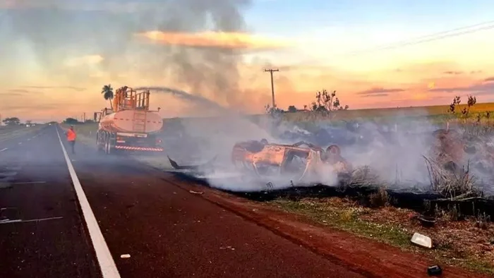 Homem é socorrido em estado grave após veículo capotar e pegar fogo na BR-163