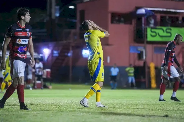 Águia Negra derrota Dourados e fica a um passo da semifinal do Estadual