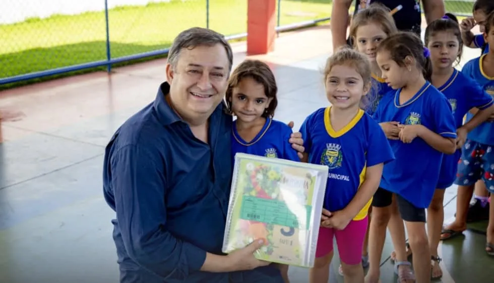 Prefeitura de São Gabriel do Oeste inicia entrega de kits escolares com temática do Pantanal