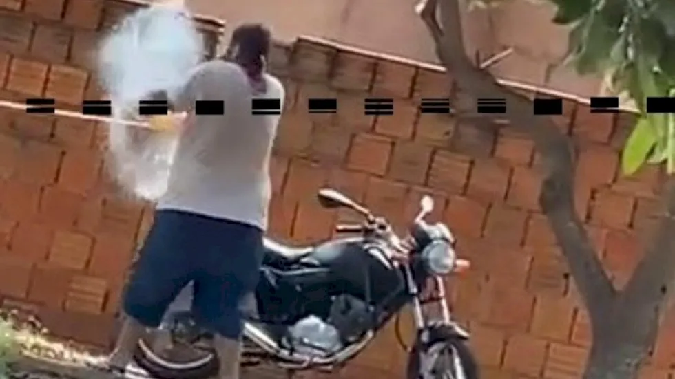 Homem tenta matar esposa, filhos e nora, além de atear fogo contra veículo em Três Lagoas