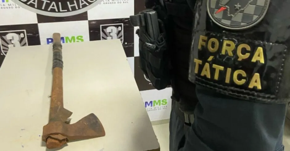 Homem invade casa e ameaça matar moradora com machado em Dourados