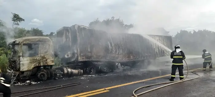 Incêndio em caminhão frigorífico é controlado por Bombeiros na BR-163 entre São Gabriel e Rio Verde de MT