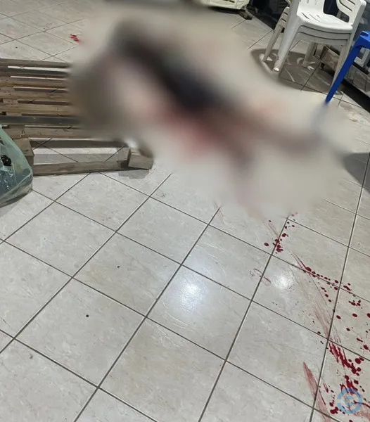 Ensanguentado, homem esfaqueado pede socorro em conveniência da Vila Bela