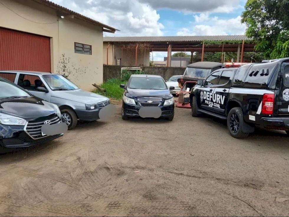 Operação em MS e SC cumpre mandados contra grupo que estampava placas frias em veículos roubados