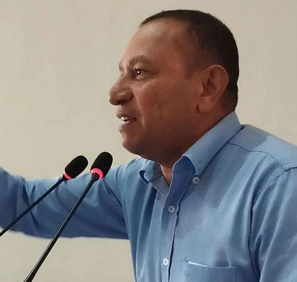 Vereador Tom Castro cobra providências sobre acúmulo de pneus e atraso na entrega de kits escolares