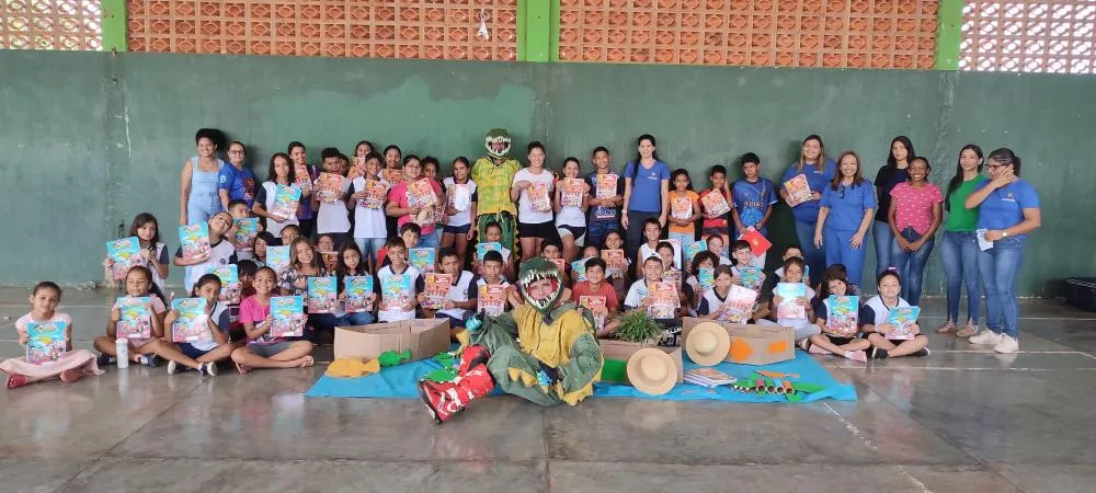 Vereador Flávio Brito Participa da Entrega de Livros com Show Especial e Saltos Emocionante