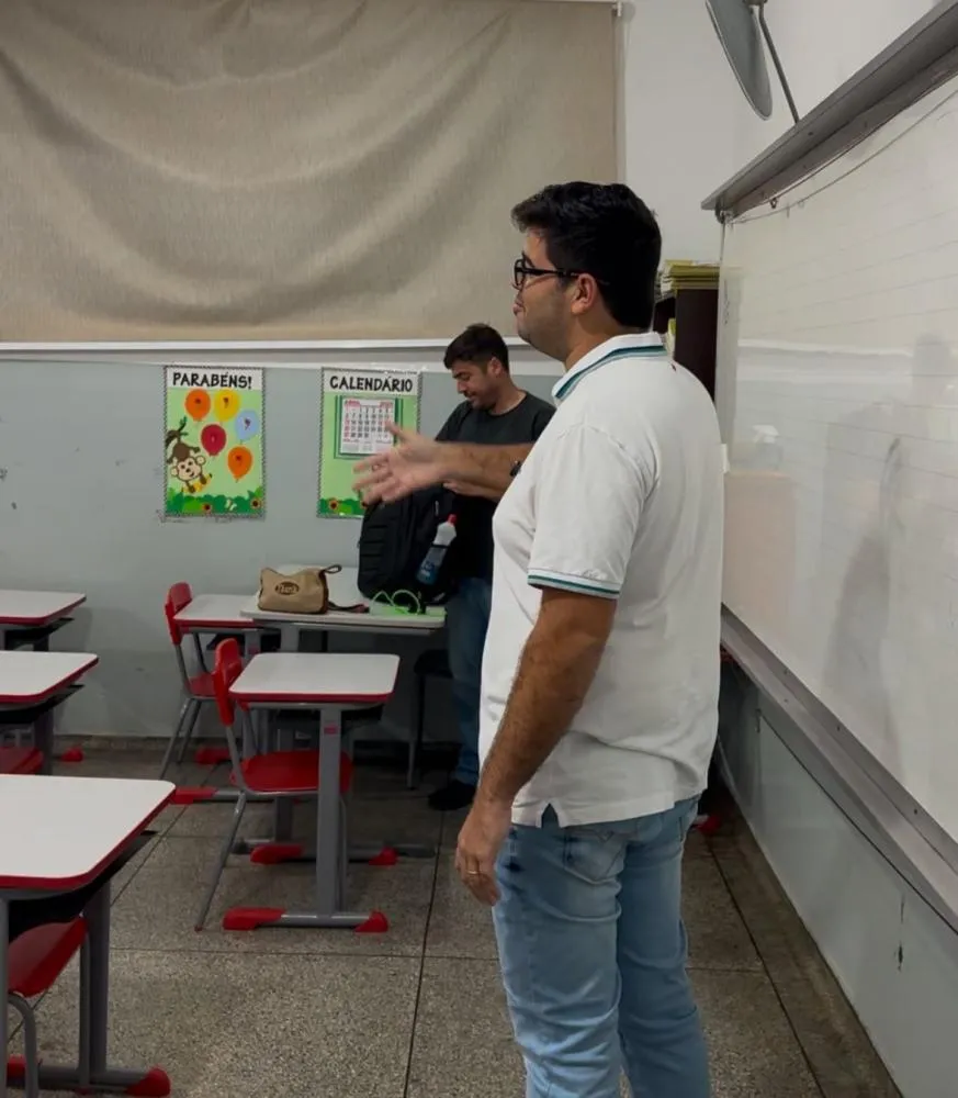 Vereador Yhgor Chagas visita alunos do Projeto EJA na Escola Dr. César Galvão e reforça incentivo à educação