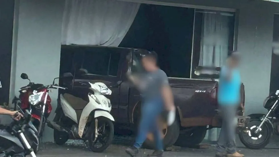 Motorista não puxa freio de mão e caminhonete invade igreja em MS