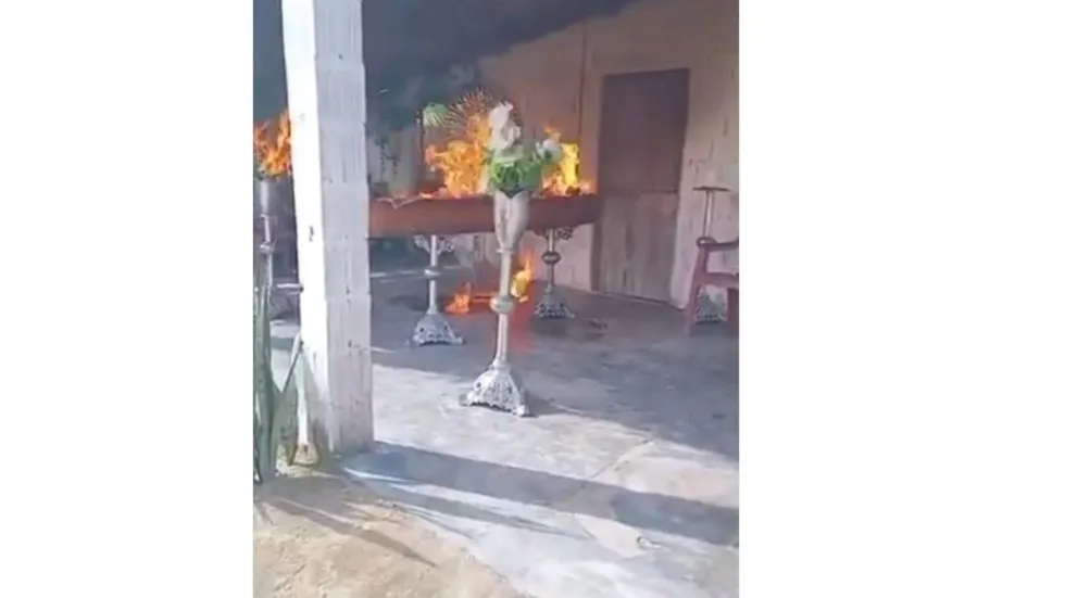 Criminosos invadem velório e colocam fogo em cadáver de rival