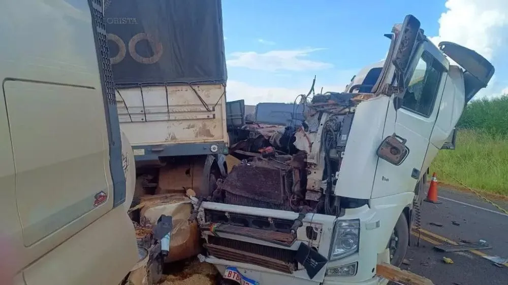 Motorista morre em colisão entre carretas na MS-112
