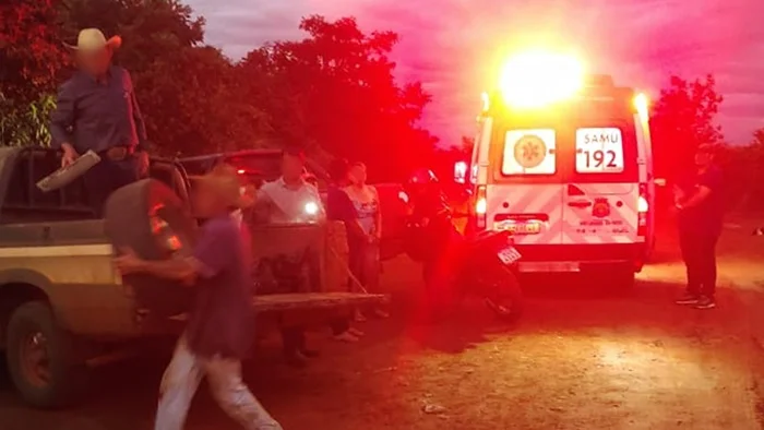 Batida entre caminhonetes deixa três pessoas feridas na estrada que dá acesso ao assentamento Itaqui, em São Gabriel do Oeste